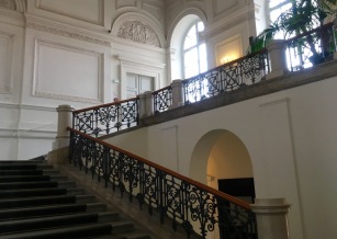 Gespiegeltes Treppenhaus in der Bayerischen Akademie der Schönen Künste | Foto: Schnuppe von Gwinner